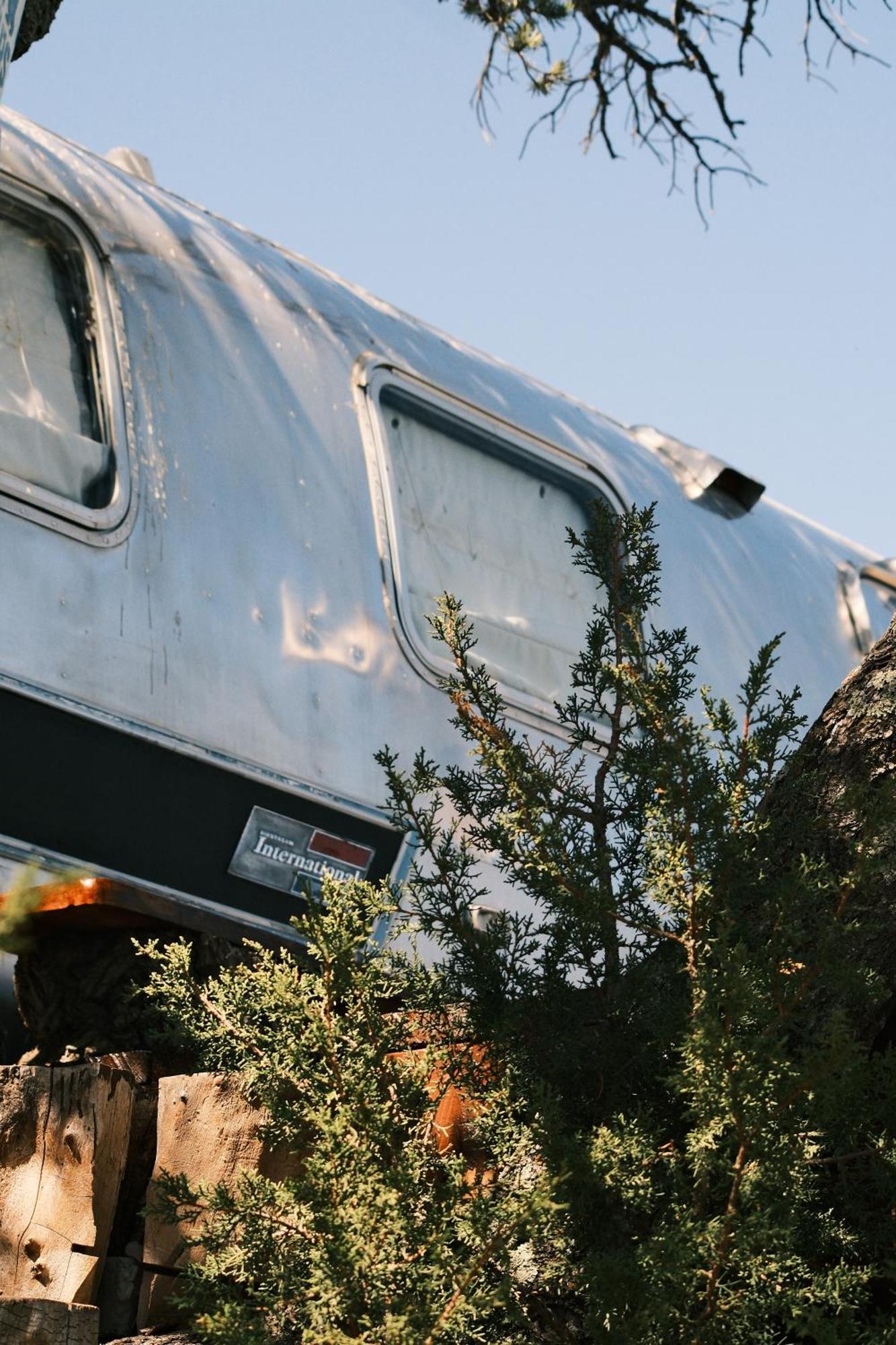 Silver Bullet Airstream, El Mistico Glamping Ranch Nogal المظهر الخارجي الصورة