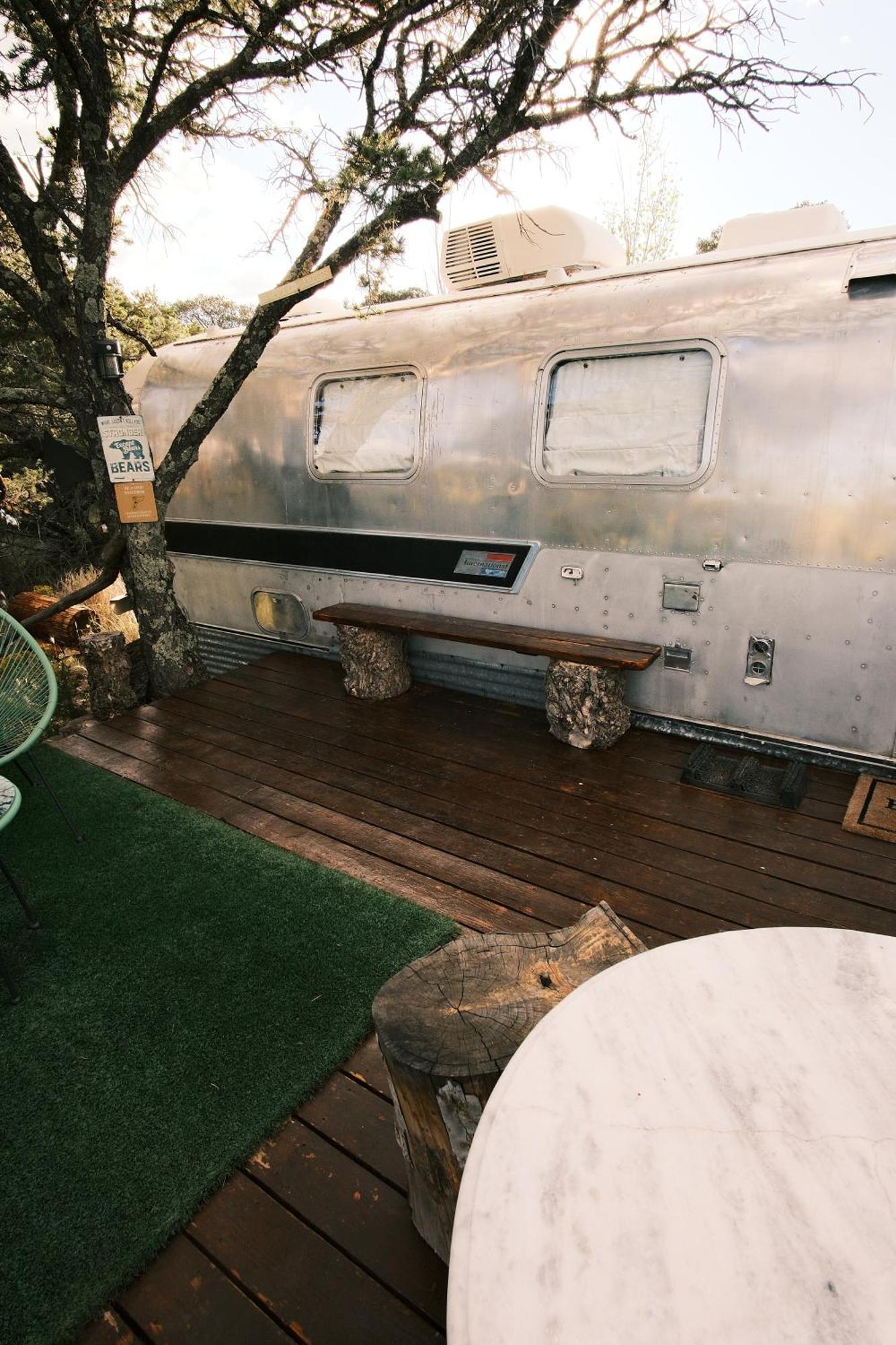 Silver Bullet Airstream, El Mistico Glamping Ranch Nogal المظهر الخارجي الصورة