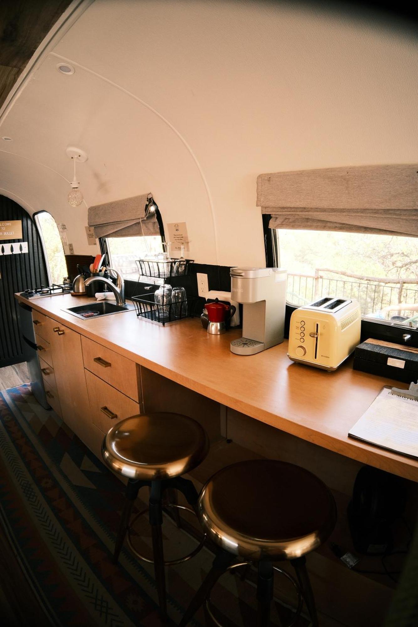 Silver Bullet Airstream, El Mistico Glamping Ranch Nogal المظهر الخارجي الصورة